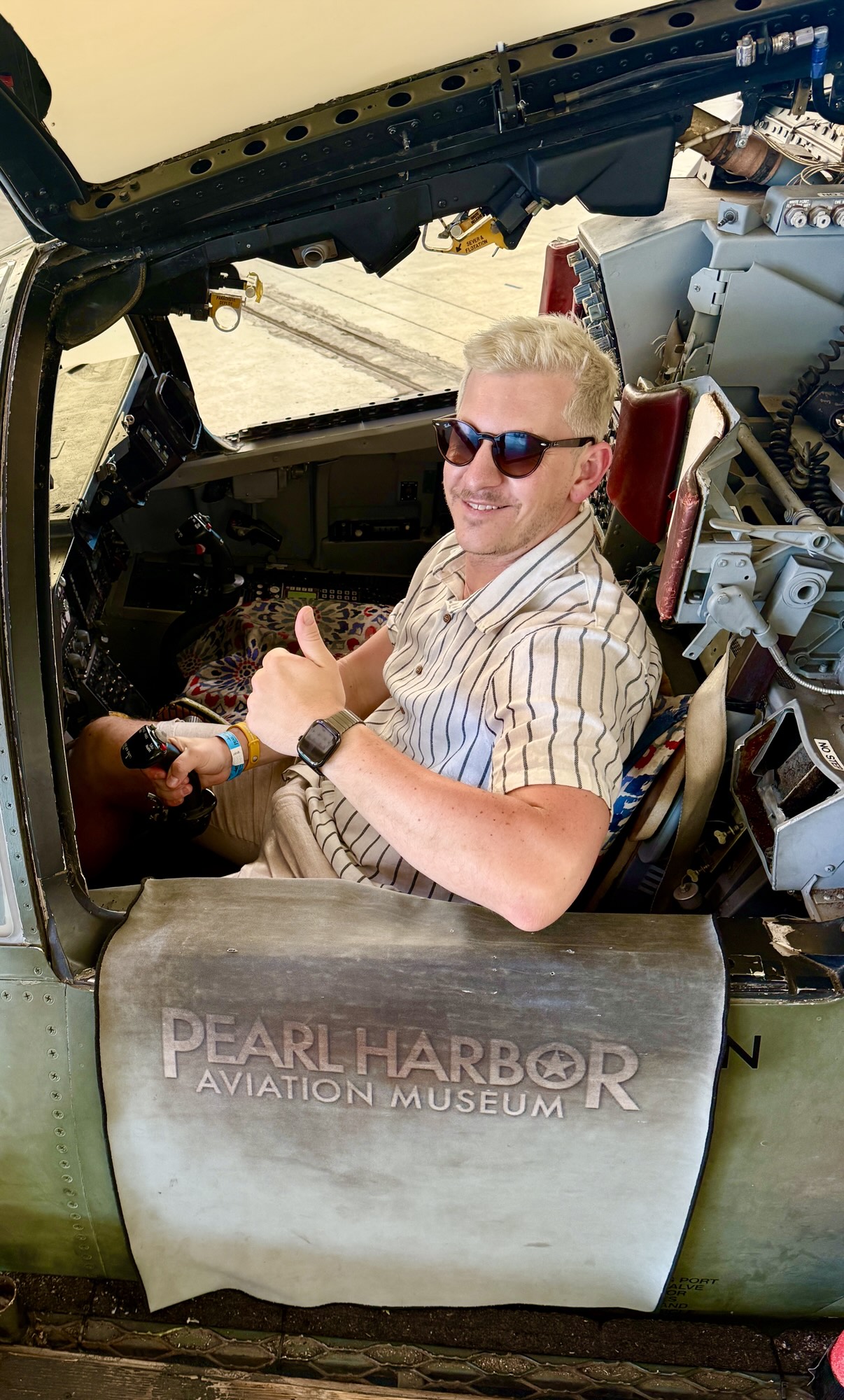 Im Cockpit eines Kampfjets im Pearl Harbor Aviation Museum