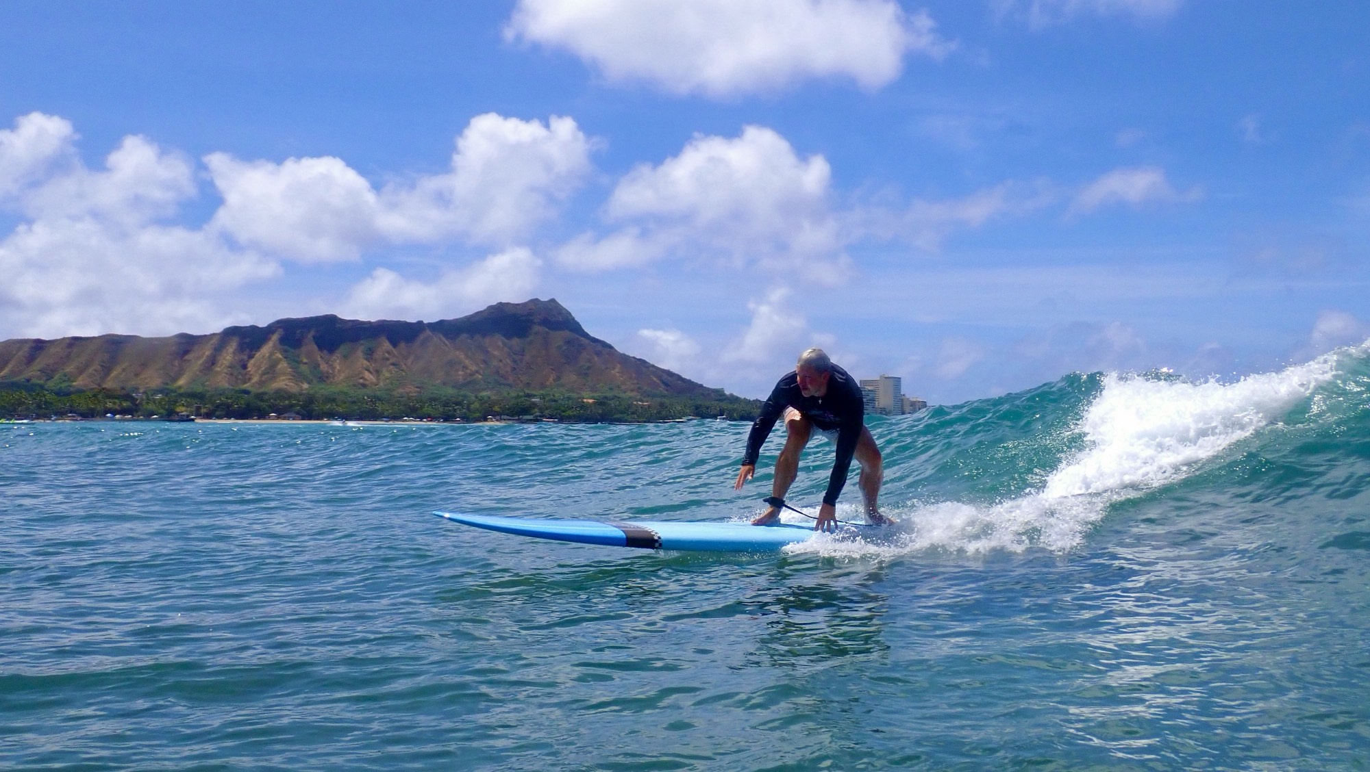 Surfen in Waikiki vor dem Diamond Head