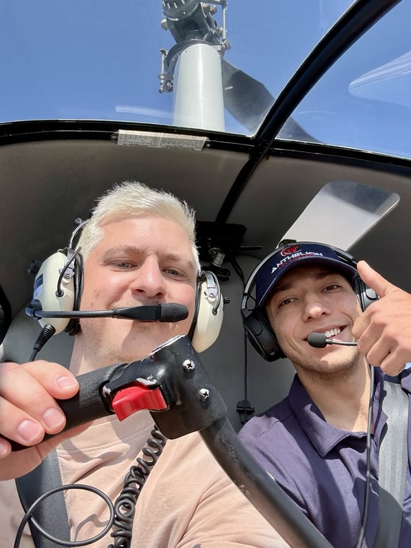Selfie im Hubschrauber mit Pilot Andrew