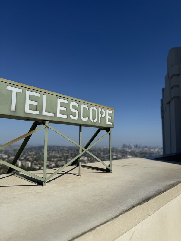 Das Telescope-Schild am Nachmittag