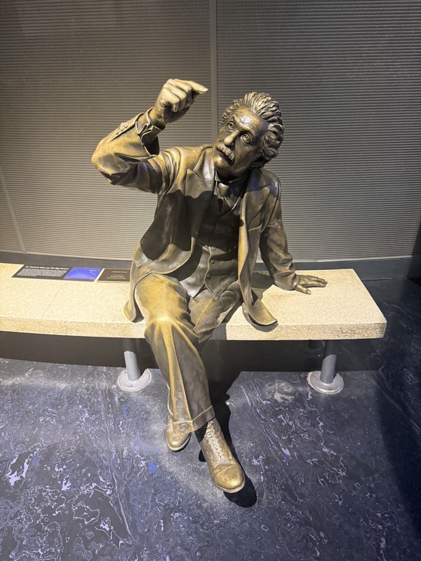 Albert-Einstein-Statue im Observatorium