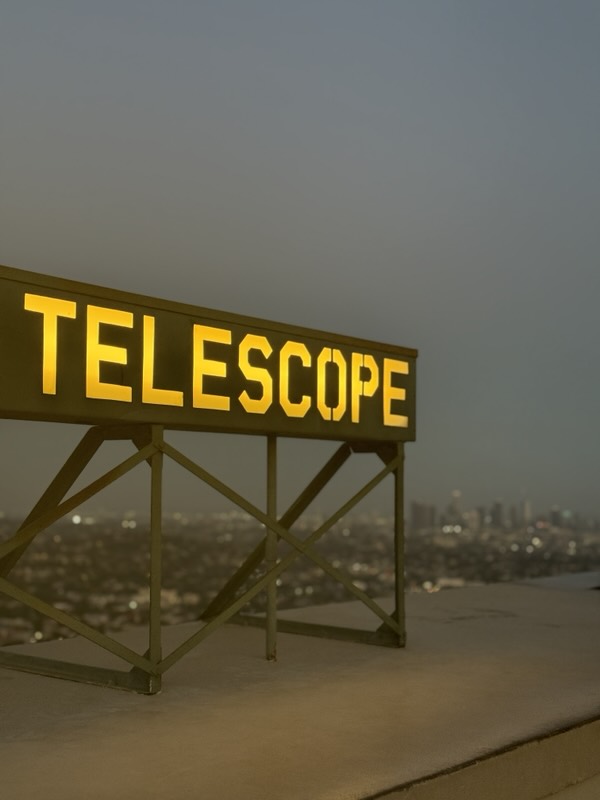 Das Telescope-Schild in der Dämmerung