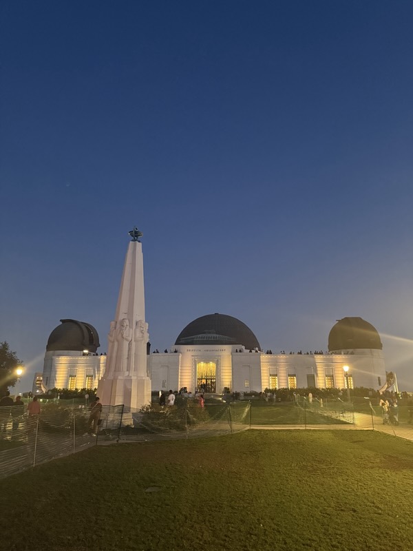 Das beleuchtete Griffith Observatory am Abend