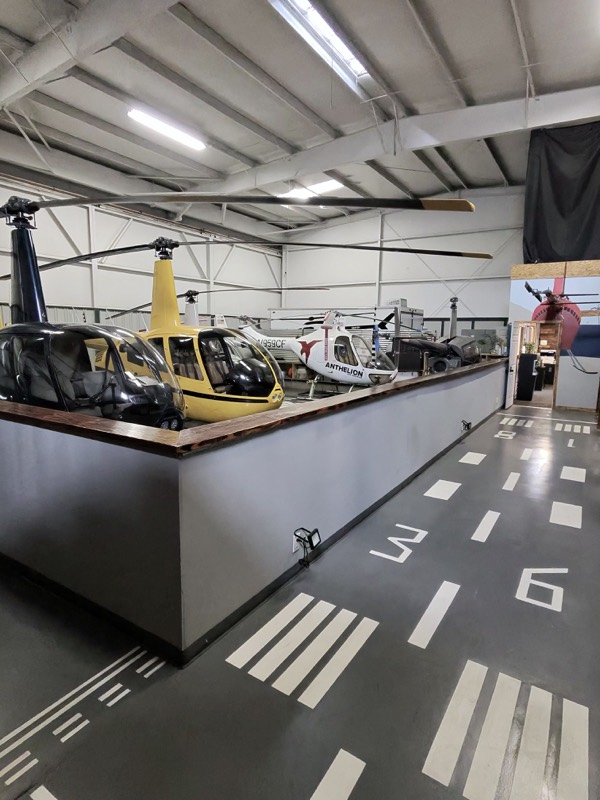 Hubschrauber im Hangar der Flugschule