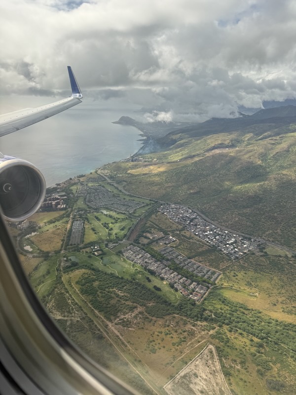 Landeanflug über die grüne Westküste von Oʻahu