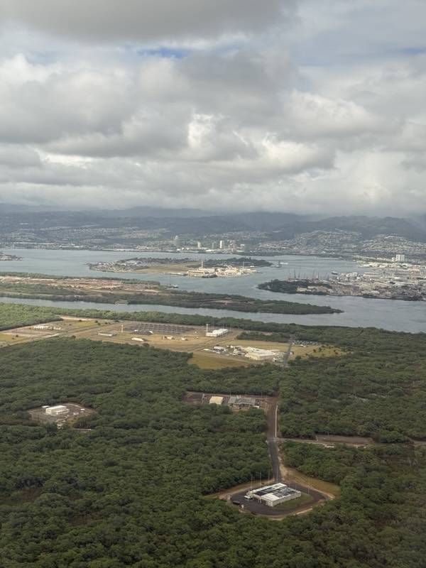 Pearl Harbor mit Ford Island aus dem Flugzeug