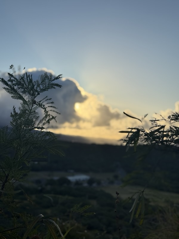 Sonne hinter Wolken über dem Krater des Diamond Head