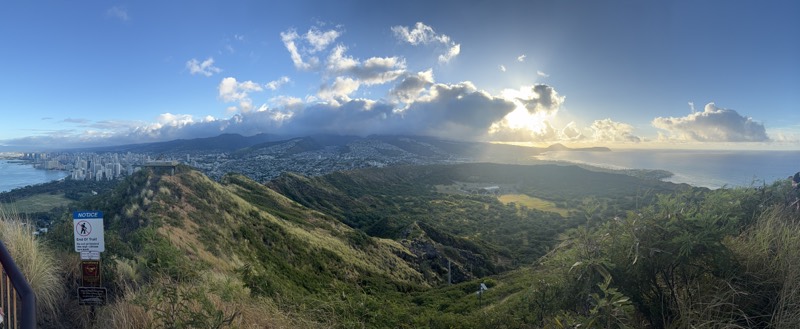 Panorama vom Diamond Head: links Waikiki, rechts Krater und Küste