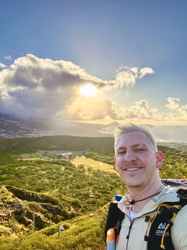 Selfie am Diamond Head mit der Morgensonne über den Wolken