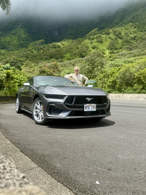 Der Mustang vor grünen Bergen am Pali Highway