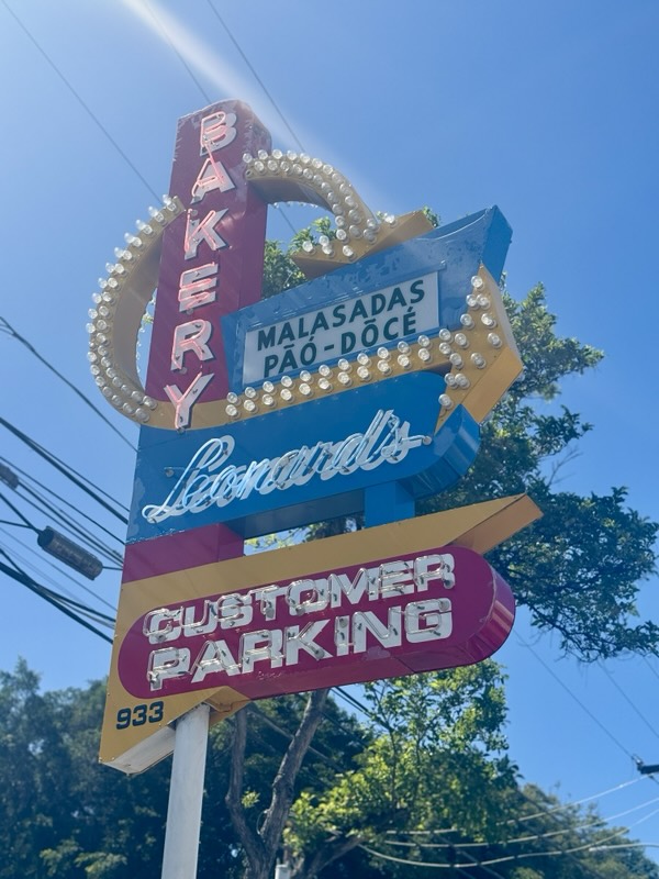 Das bunte Leuchtschild von Leonard's Bakery